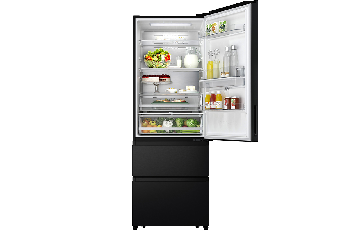 Απεικονίζεται το ψυγείο ανοιχτό γεμάτο τρόφιμα.